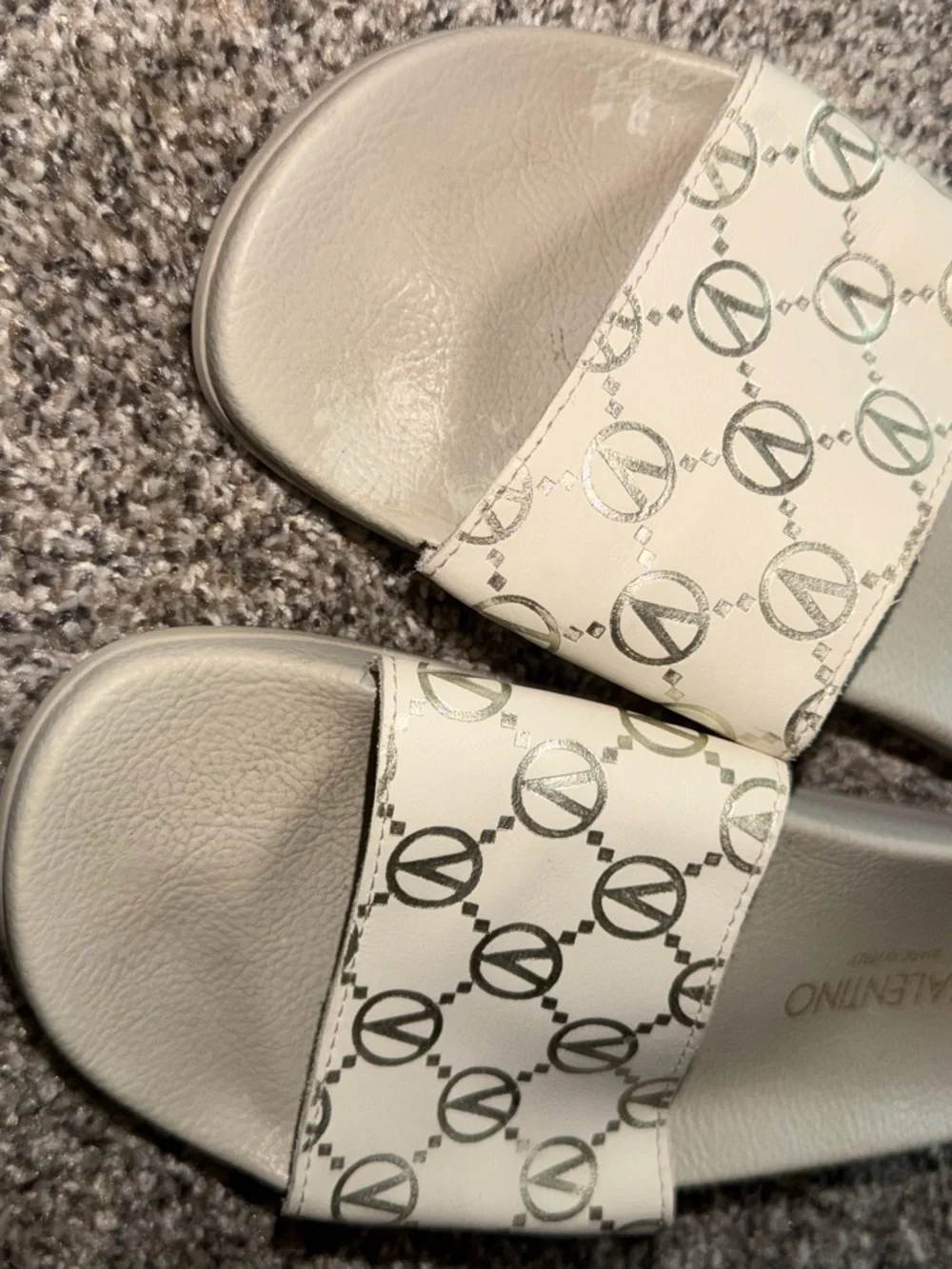 🔥 Valentino Authentic White Logo Pattern Slide Sandals - Picture 1 of 5